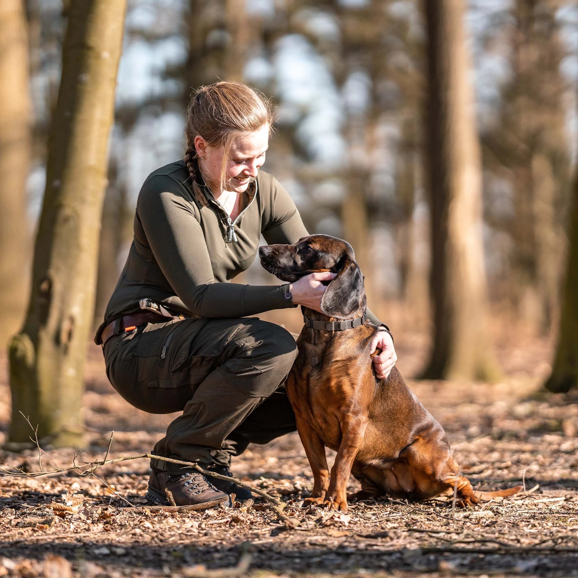 Frau und Hund mit NeckTech Fun Halsband im Wald