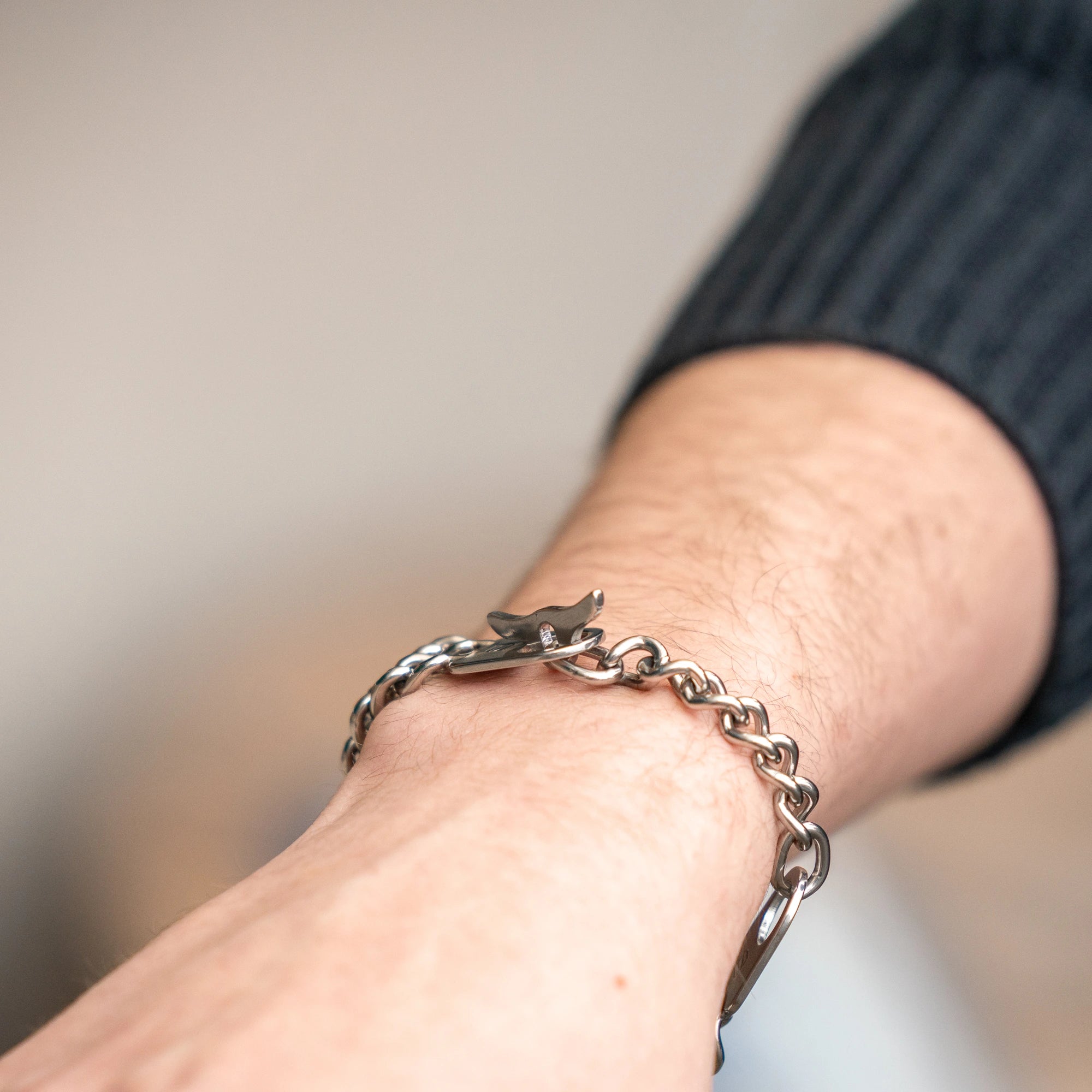 Verschluss der Armband 2-reihig Edelstahl am Handgelenk