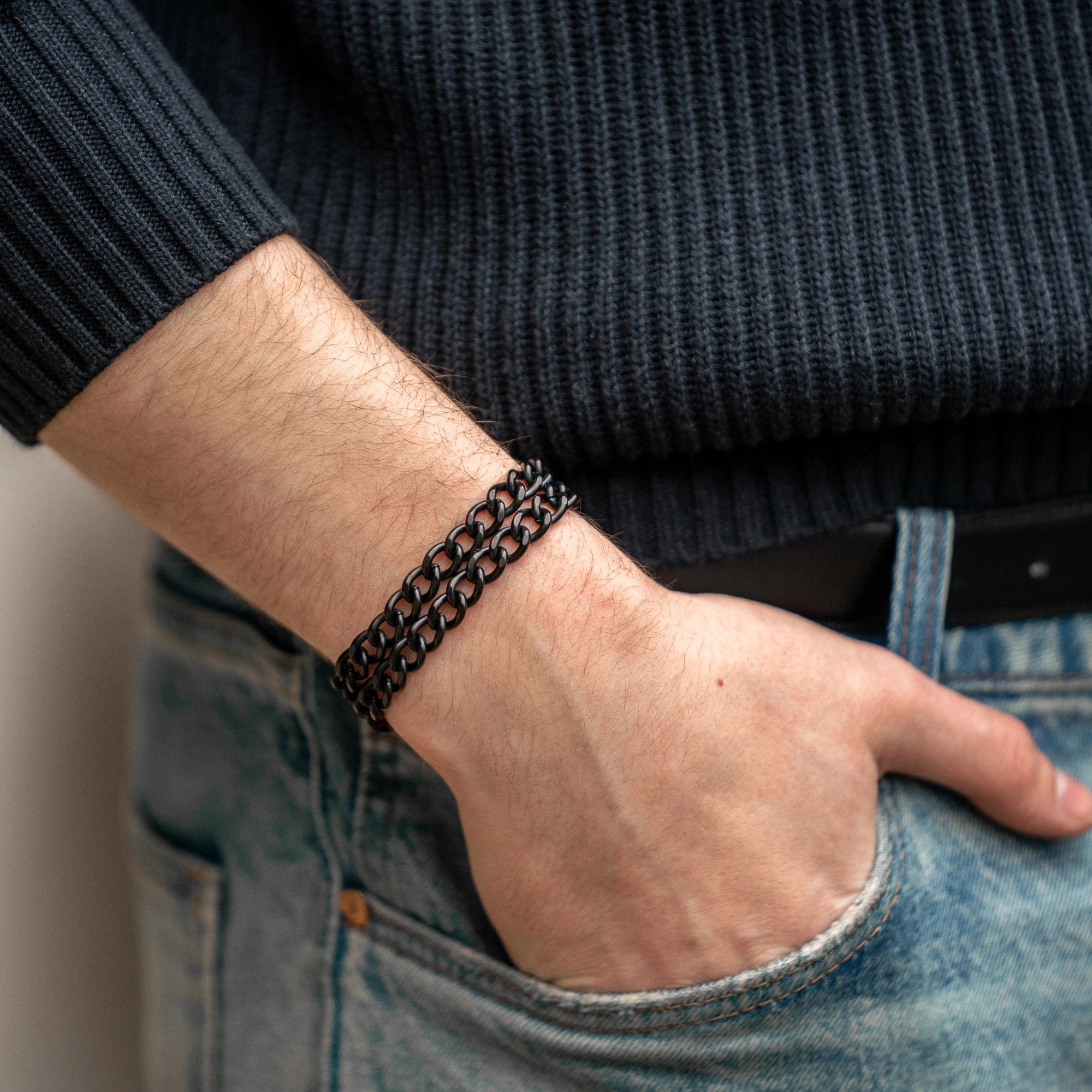 Armband 2-reihig Edelstahl schwarz mit Diamond Like Carbon Oberfläche am Handgelenk