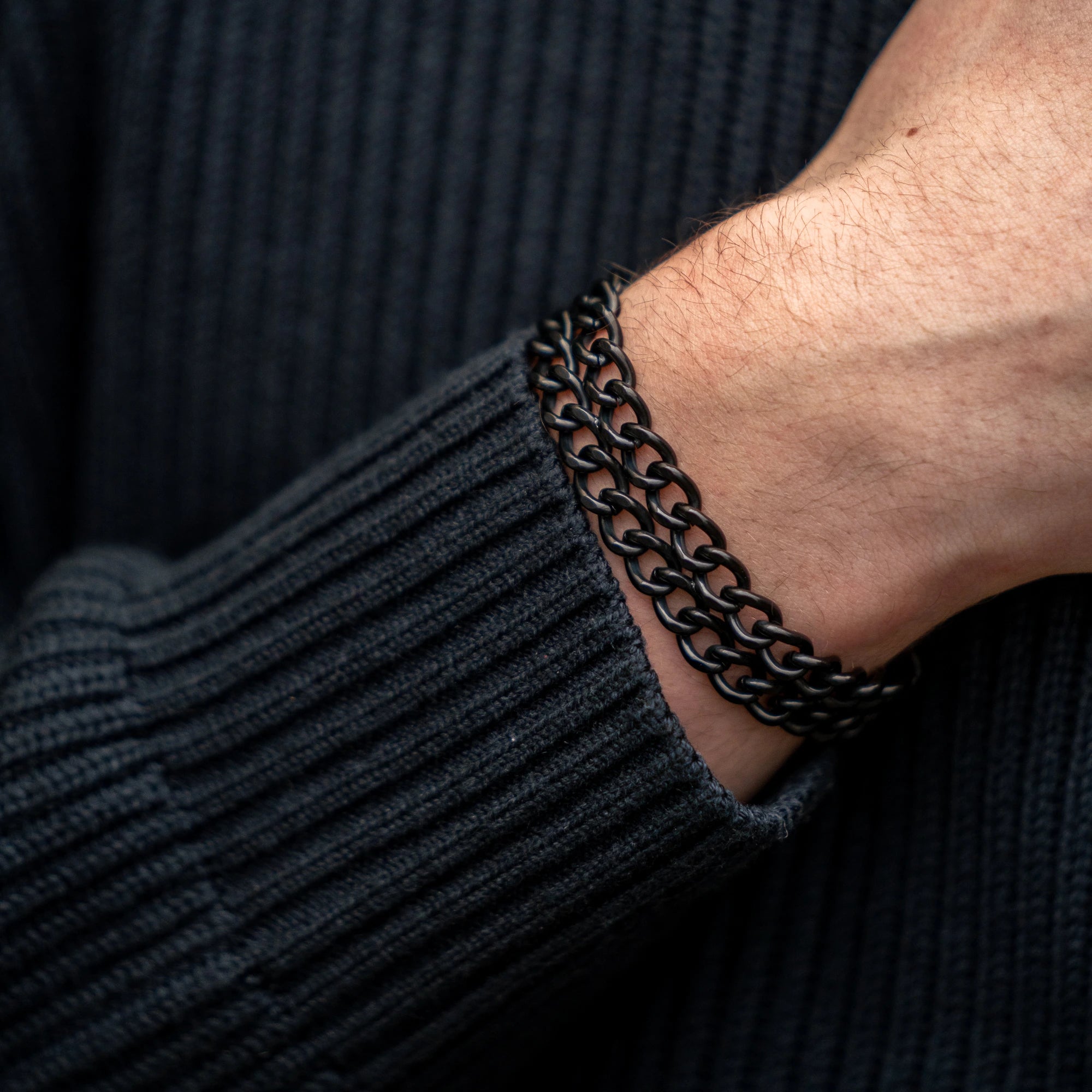 Armabnd 2-reihig Edelsthahl schwarz mit Diamond Like Carbon Oberfläche am Handgelenk
