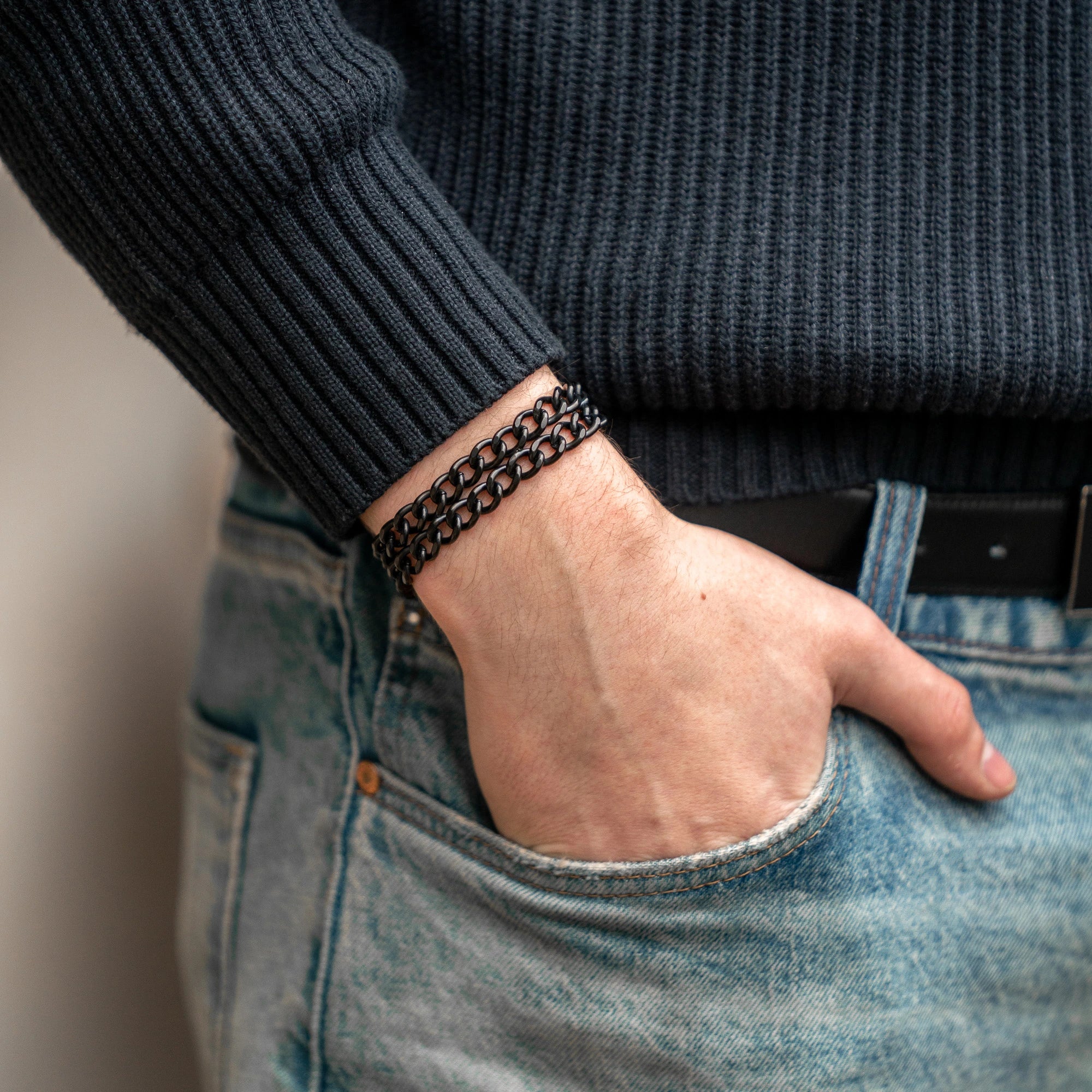 Armband 2-reihig Edelstahl schwarz mit Diamond Like Carbon Oberfläche am Handegelenk