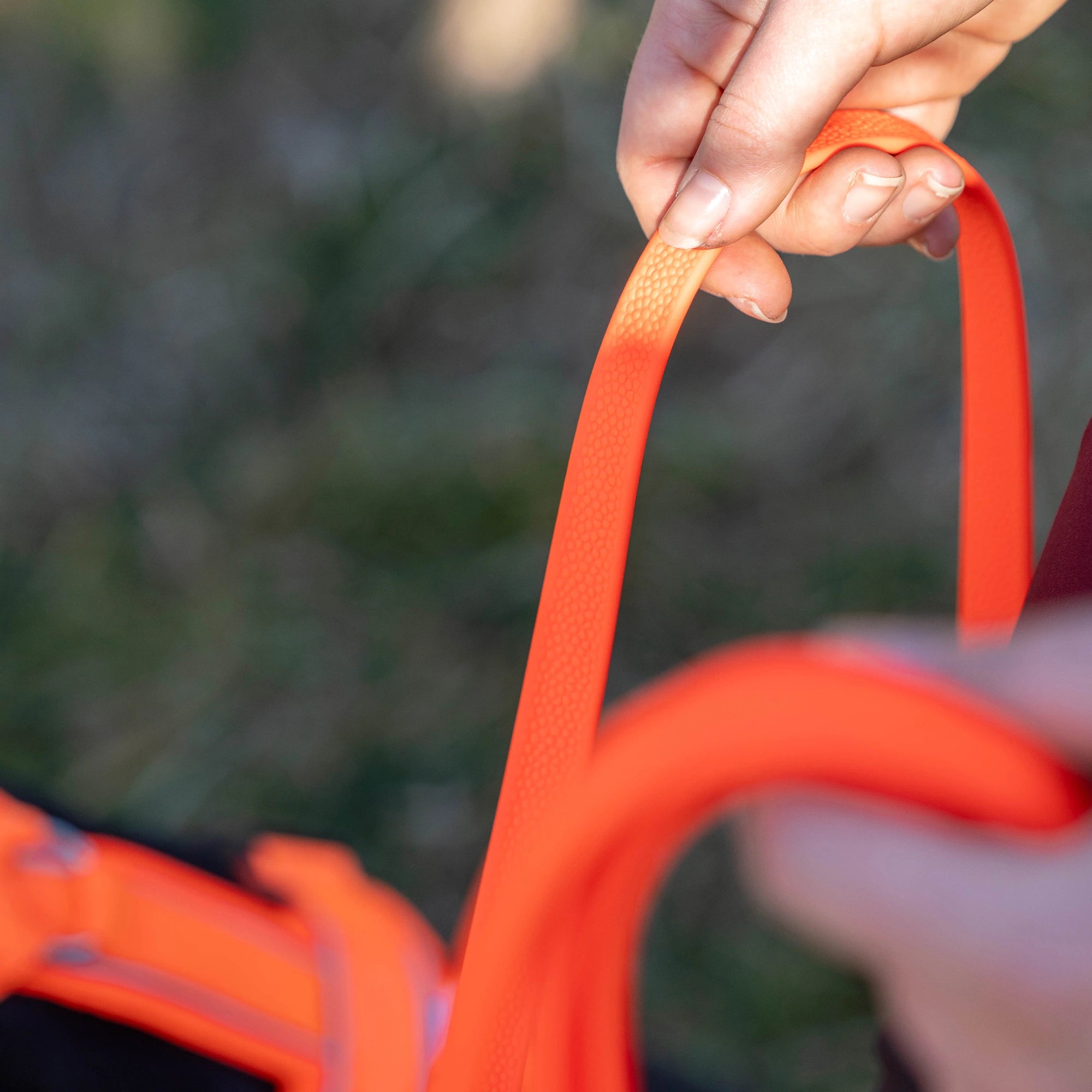 Nahaufnahme Biothane Fotballgrip Hundeleine in der Hand