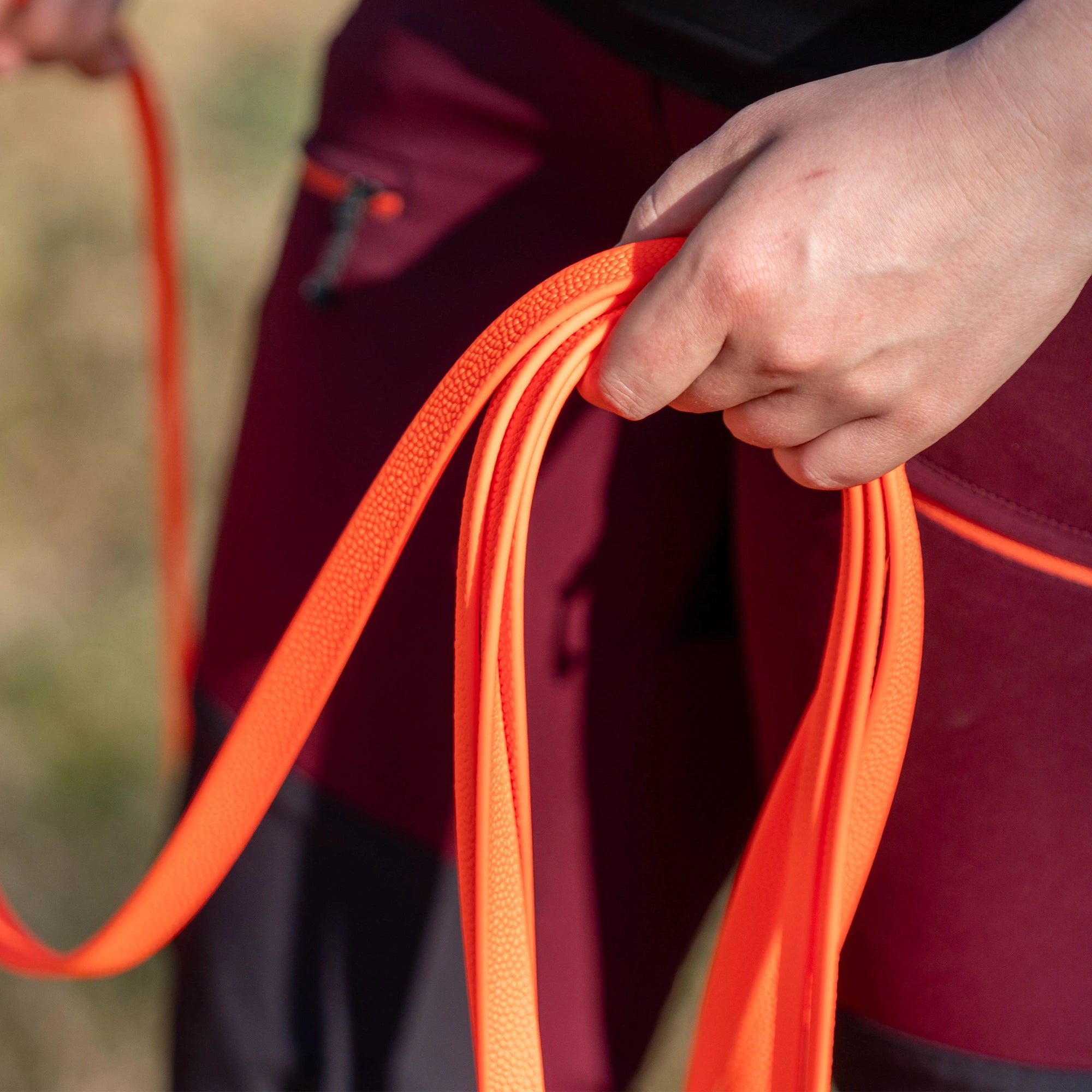 Biothane Footballgrip Schleppleine orange in der Hand