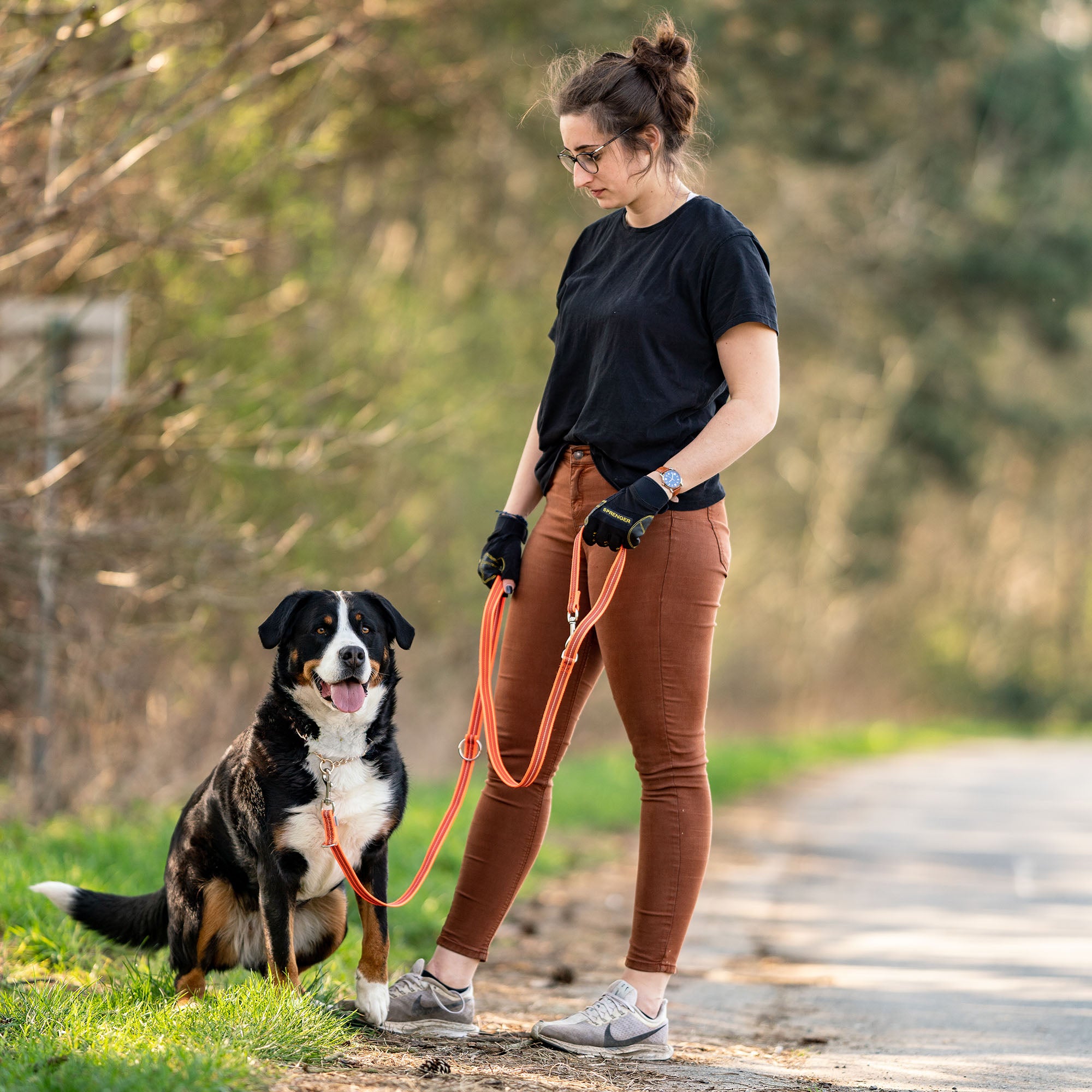 Frau und Hund an 3-fach verstellbarer orangener Hundeleine