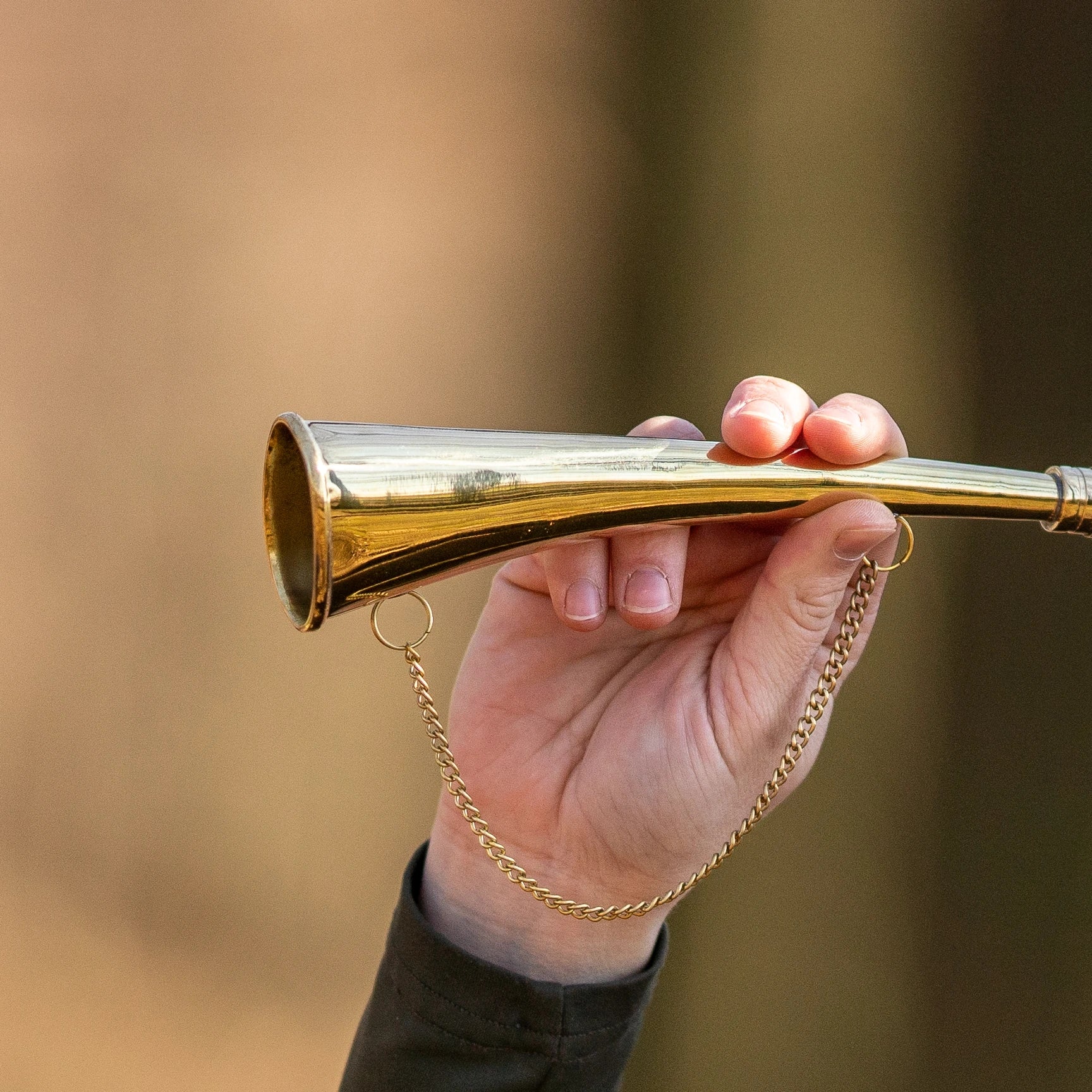 Signalhorn Messing poliert in der Hand