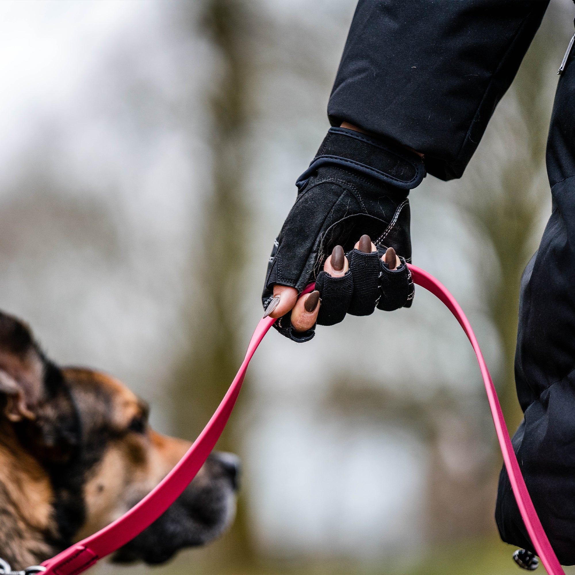 Pinke Biothane in Flexgrip Sport Handschuh liegend