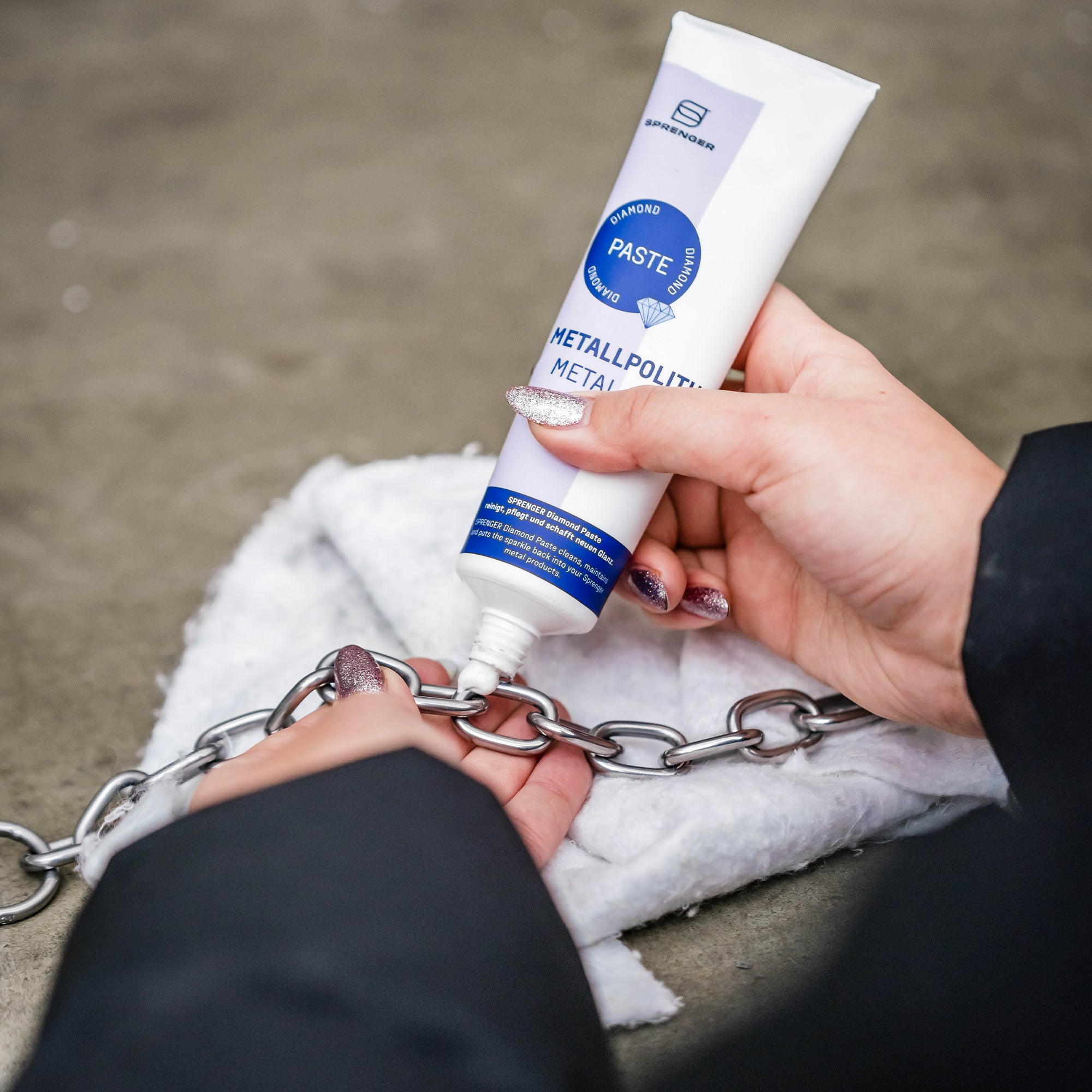 Diamond Paste Politur Paste auf ein Edelstahl Kettenhalsband