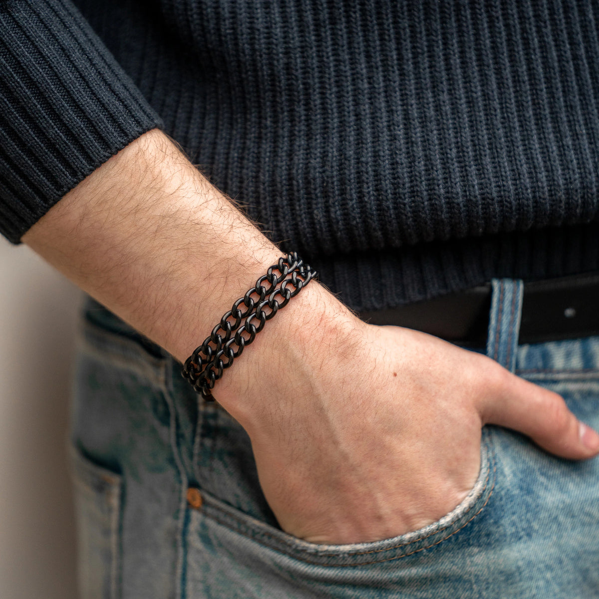 Armband 2-reihig  Edelstahl schwarz mit Diamond Like Carbon Oberfläche am Handgelenk