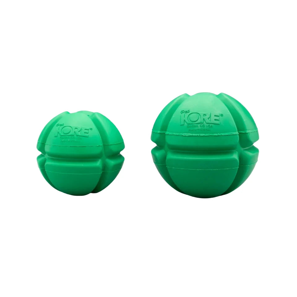 grüner Hundepielball aus Naturkautschuk mit Rillen und Loch zum befüllen, in zwei Größen