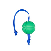 grüner Hundepielball aus Naturkautschuk mit Rillen und blauem Band zum werfen