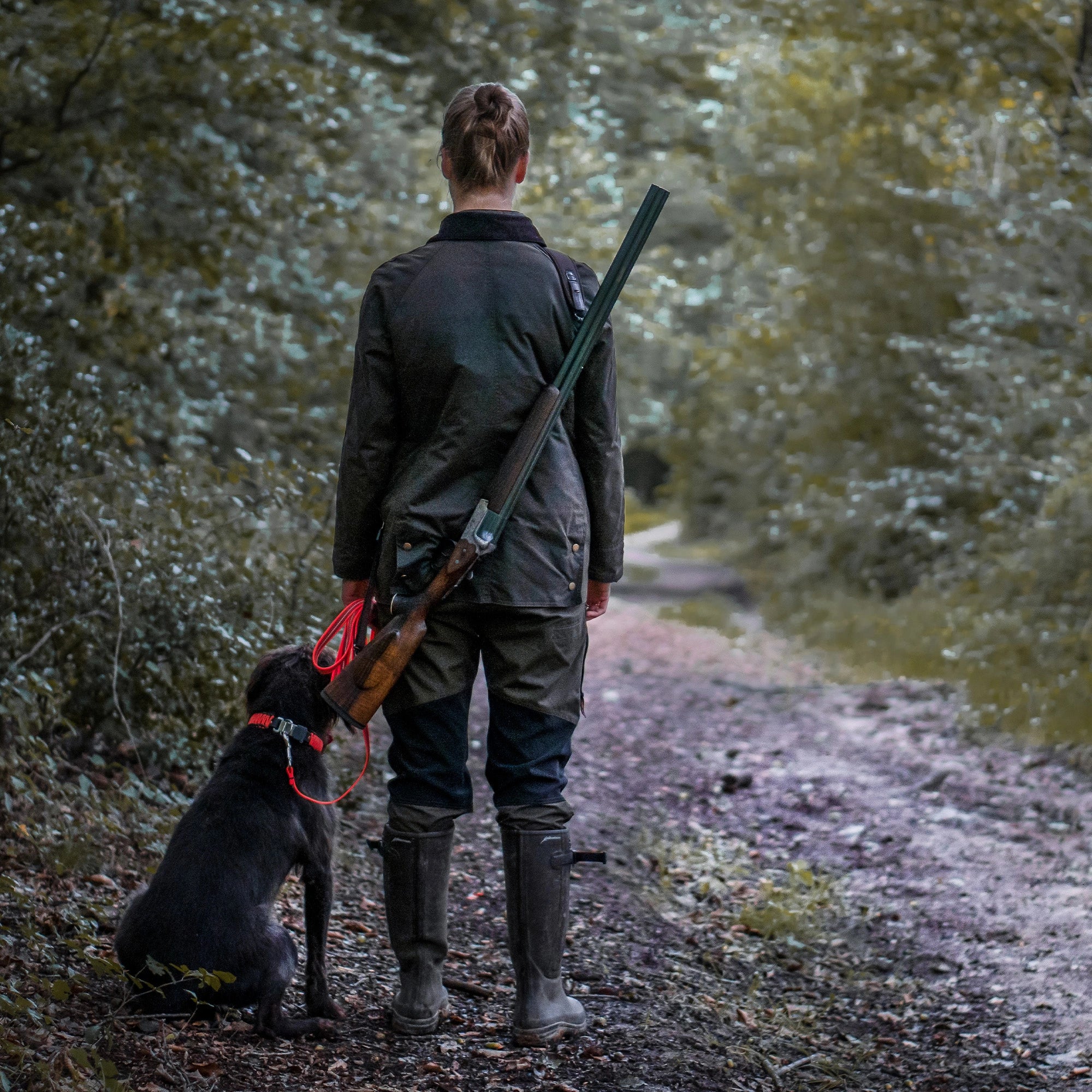 Jägerin mit Jagdhund und orangenen Biothane Halsband und Leine