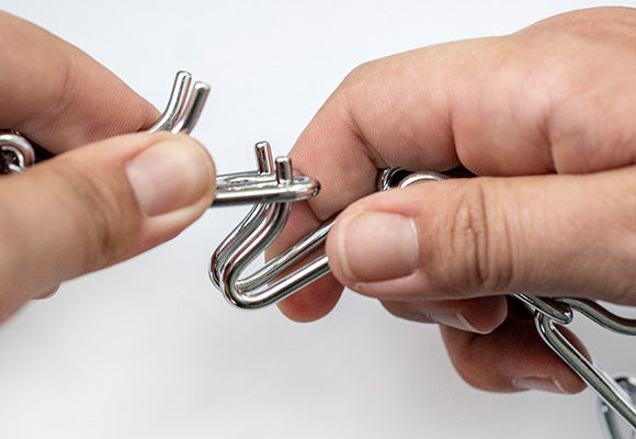 Zusammensetzen der Edelstahl Mittelglieder per Hand